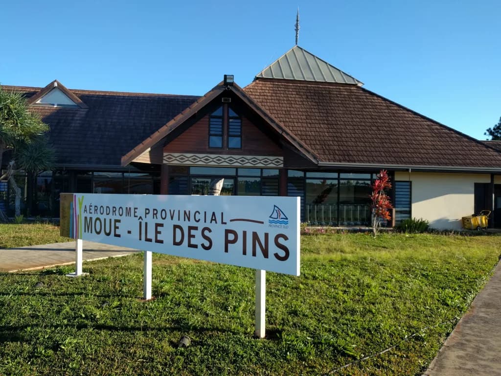 Panorama infrastruktury portu Île des Pins Airport