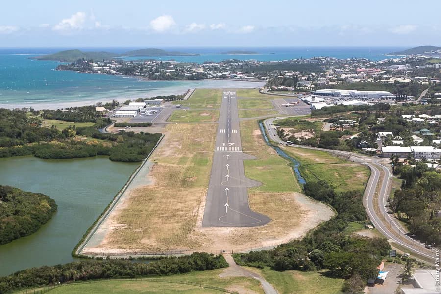 Panorama infrastruktury portu Nouméa Magenta Airport