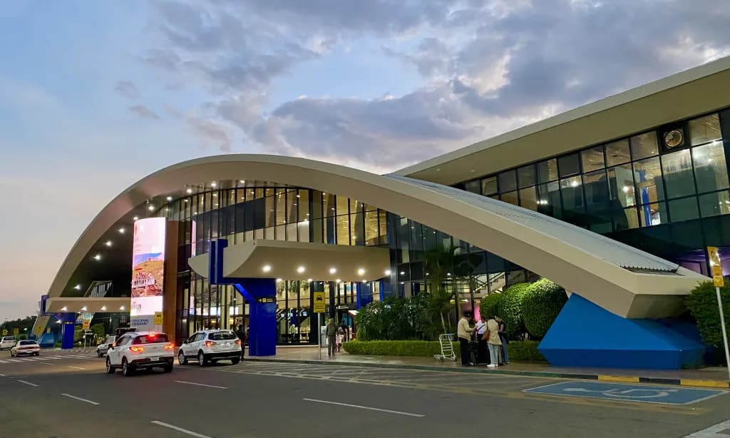 Panorama infrastruktury portu Jorge Wilsterman International Airport