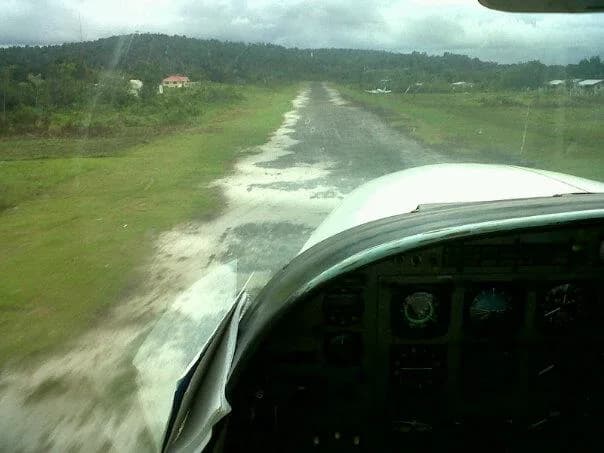 Panorama infrastruktury portu Kamarang Airport