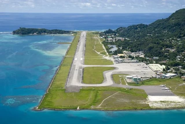 Panorama infrastruktury portu Seychelles International Airport – Twoje okno na Raj