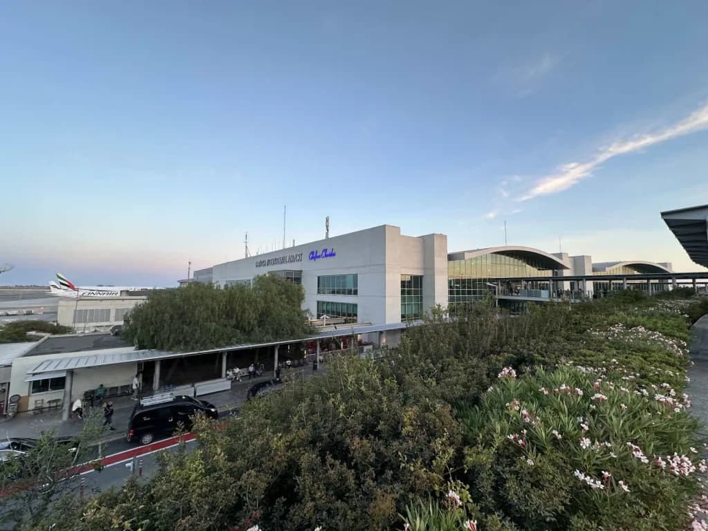 Panorama infrastruktury portu Odkryj Larnaca International Airport – Przewodnik po Cypryjskim Porcie Lotniczym