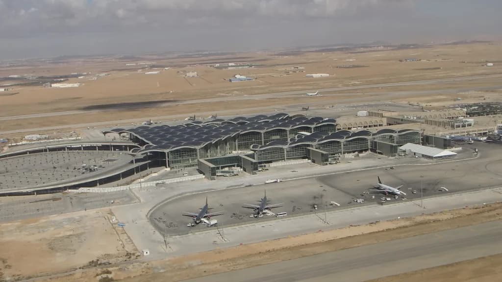 Panorama infrastruktury portu Przewodnik po Queen Alia International Airport w Jordanii