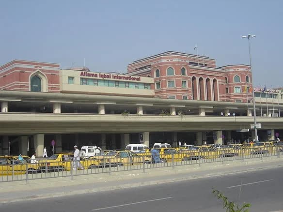 Panorama infrastruktury portu Przewodnik po Allama Iqbal International Airport (LHE)