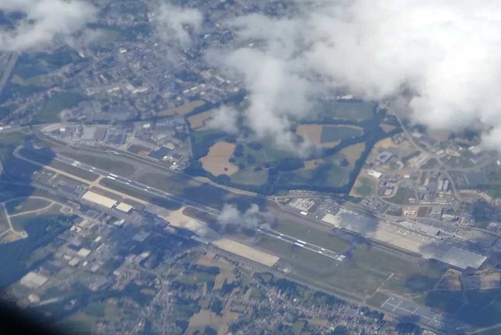 Panorama infrastruktury portu Przewodnik po porcie lotniczym Brussels South Charleroi Airport