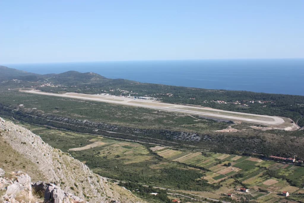 Panorama infrastruktury portu Przewodnik po porcie lotniczym Dubrovnik Ruđer Bošković Airport