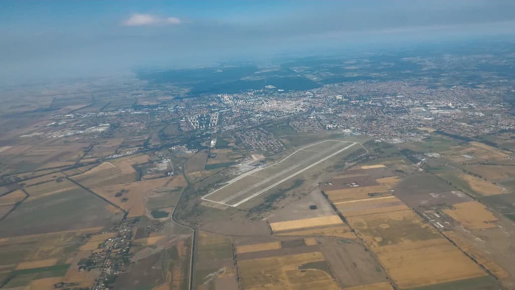 Panorama infrastruktury portu Debrecen International Airport: Twoje Centrum Podróży na Węgrzech