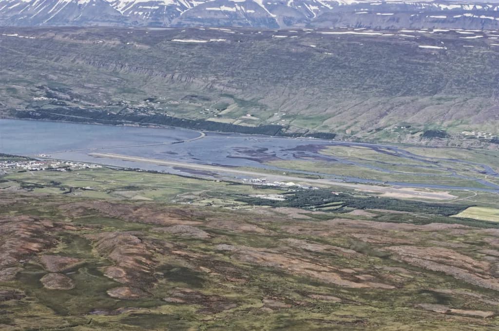 Panorama infrastruktury portu Akureyri International Airport: Twoje Okno na Islandię