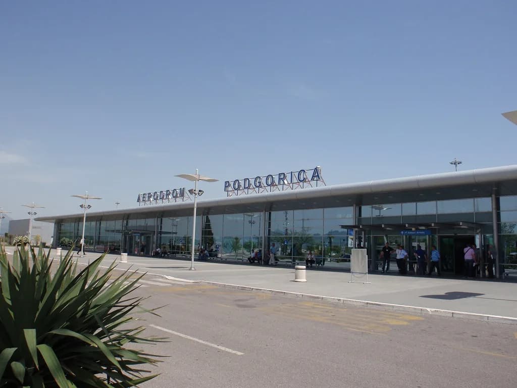 Panorama infrastruktury portu Podgorica Airport - Przewodnik po porcie lotniczym TGD