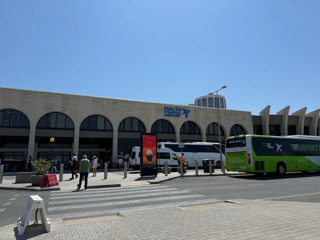 Panorama infrastruktury portu Przewodnik po porcie lotniczym Malta International Airport (MLA)
