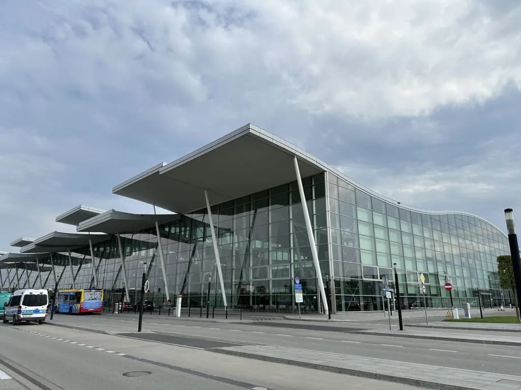 Panorama infrastruktury portu Przewodnik po porcie lotniczym Copernicus Wrocław Airport