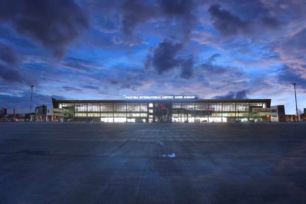 Panorama infrastruktury portu Priština Adem Jashari International Airport - Przewodnik dla Podróżnych