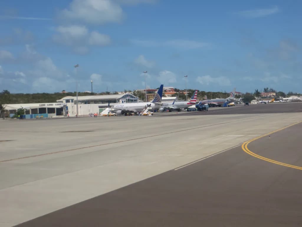 Panorama infrastruktury portu Przewodnik po Providenciales International Airport (PLS)