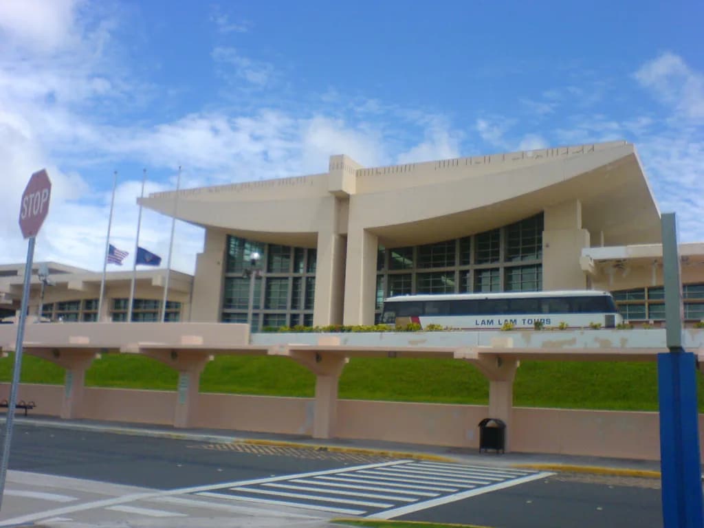 Panorama infrastruktury portu Przewodnik po porcie lotniczym Antonio B. Won Pat International Airport